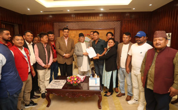 मनहरीका नेताले प्रधानमन्त्री भेटे, भूमिहीनले गाउँपालिका घेरे